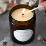 Bougie naturelle senteur amande 150 g allumée vue du dessus. Marque bougies Josephine