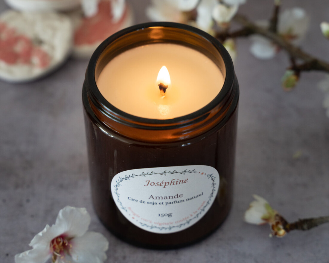 Bougie naturelle parfumée à l'amande 150 g allumée vue du dessus. Marque bougies Josephine
