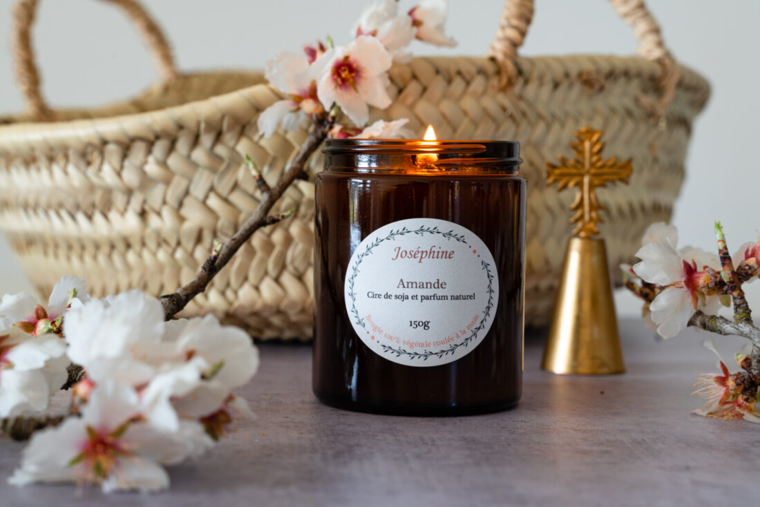 Fleurs d’amandier et bougie artisanale parfumée à l’amande 150g allumée