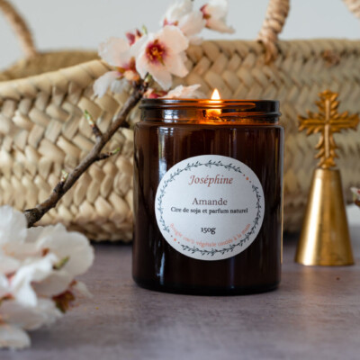 Fleurs d’amandier et bougie artisanale parfumée à l’amande 150g allumée