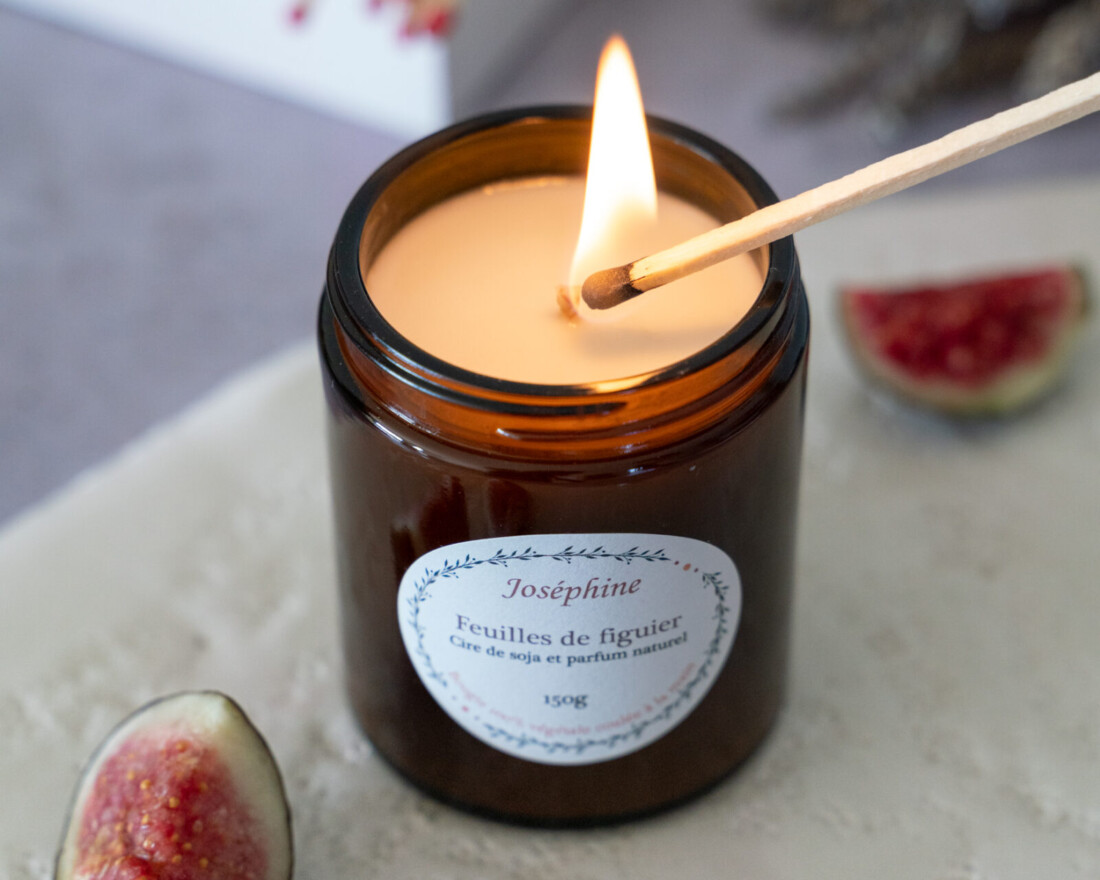Bougie naturelle senteur feuilles de figuier 150 g allumée vue du dessus. Marque bougies Josephine