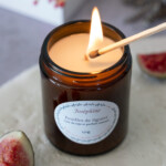 Bougie naturelle senteur feuilles de figuier 150 g allumée vue du dessus. Marque bougies Josephine