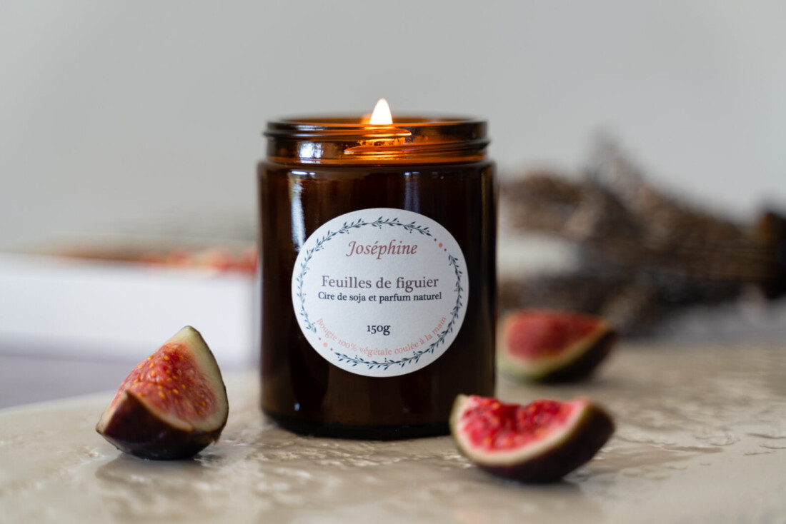 Figues et bougie artisanale parfumée feuilles de figuier 150g allumée