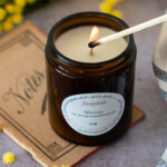 Bougie naturelle senteur mimosa allumée vue du dessus. Marque bougies Josephine