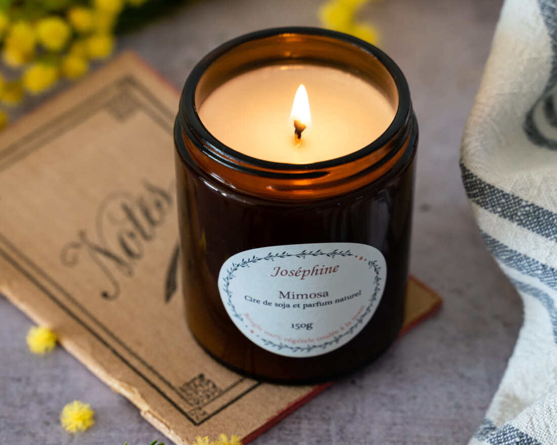 Bougie naturelle senteur mimosa allumée vue du dessus. Marque bougies Josephine