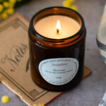 Bougie naturelle senteur mimosa allumée vue du dessus. Marque bougies Josephine