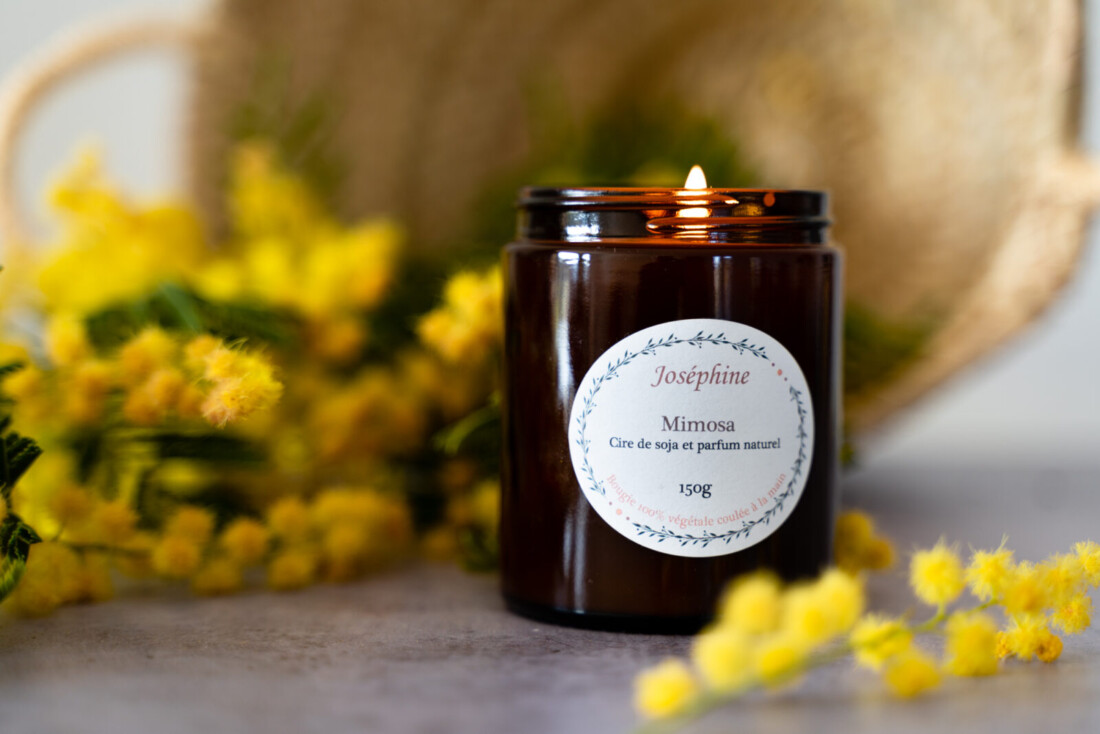 Mimosa et bougie artisanale parfumée mimosa 150g allumée