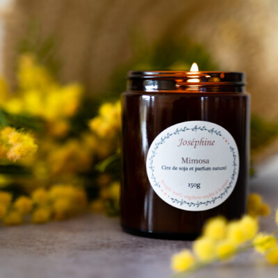 Mimosa et bougie artisanale parfumée mimosa 150g allumée