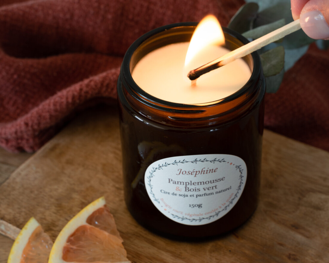 Bougie naturelle senteur pamplemousse & bois vert 150 g allumée vue du dessus. Marque bougies Josephine