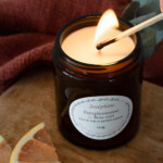 Bougie naturelle senteur pamplemousse & bois vert 150 g allumée vue du dessus. Marque bougies Josephine