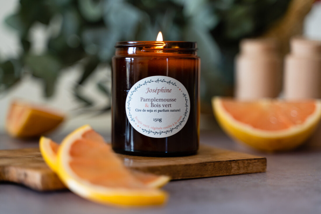Pamplemousse et bougie artisanale parfumée pamplemousse et bois vert 150g allumée