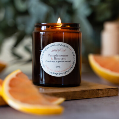Pamplemousse et bougie artisanale parfumée pamplemousse et bois vert 150g allumée