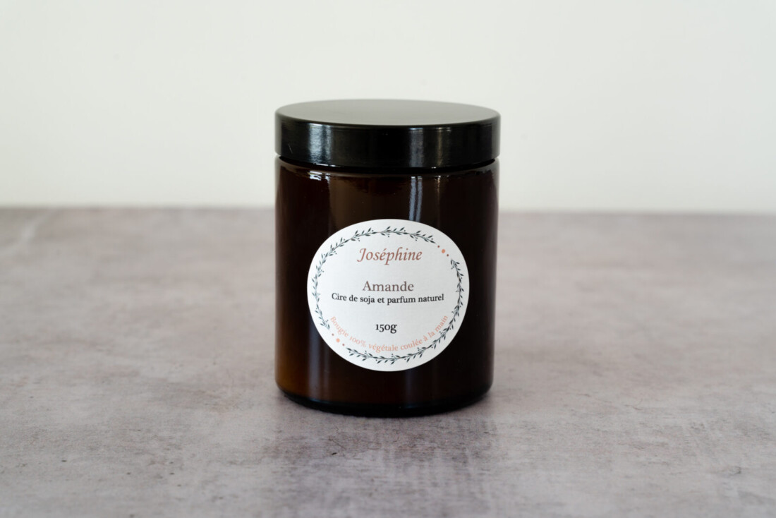 Bougie artisanale parfumée à l'amande 150 grammes. Bougie Joséphine 100% naturelle fabriquée dans le Luberon.