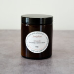 Bougie artisanale parfumée à l'amande 150 grammes. Bougie Joséphine 100% naturelle fabriquée dans le Luberon.