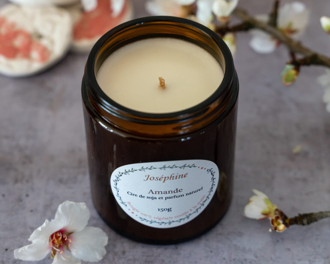 Bougie artisanale naturelle parfumée à l'amande contenant 150 g vue du dessus. Bougies Josephine