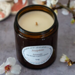 Bougie artisanale naturelle parfumée à l'amande contenant 150 g vue du dessus. Bougies Josephine