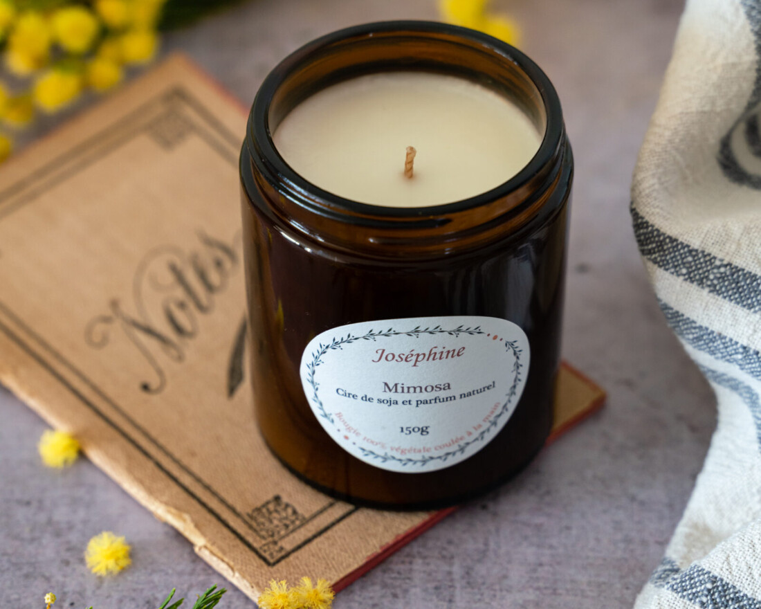 Bougie artisanale parfumée mimosa. Bougie Joséphine 100% naturelle fabriquée dans le Luberon.