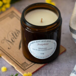 Bougie artisanale parfumée mimosa. Bougie Joséphine 100% naturelle fabriquée dans le Luberon.