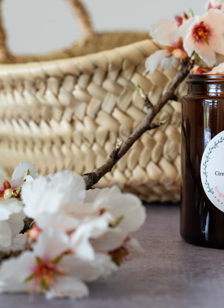 Senteur amande utilisée pour un parfumage naturel des bougies, tablettes de cire, fondants de la marque Joséphine.