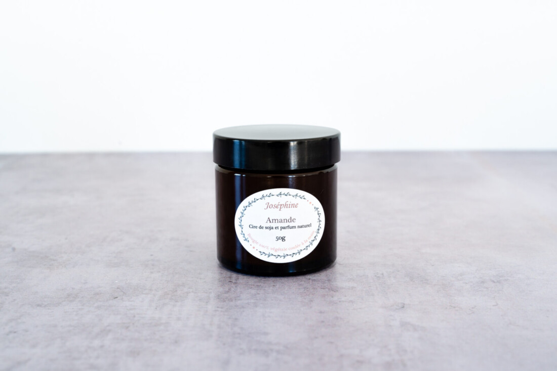 Bougie artisanale parfumée à l'amande 50 grammes. Bougie Joséphine 100% naturelle fabriquée dans le Luberon.