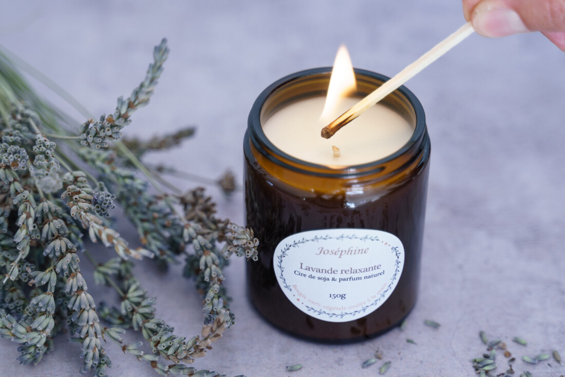 bougie parfumee lavande relaxante allumee 150g