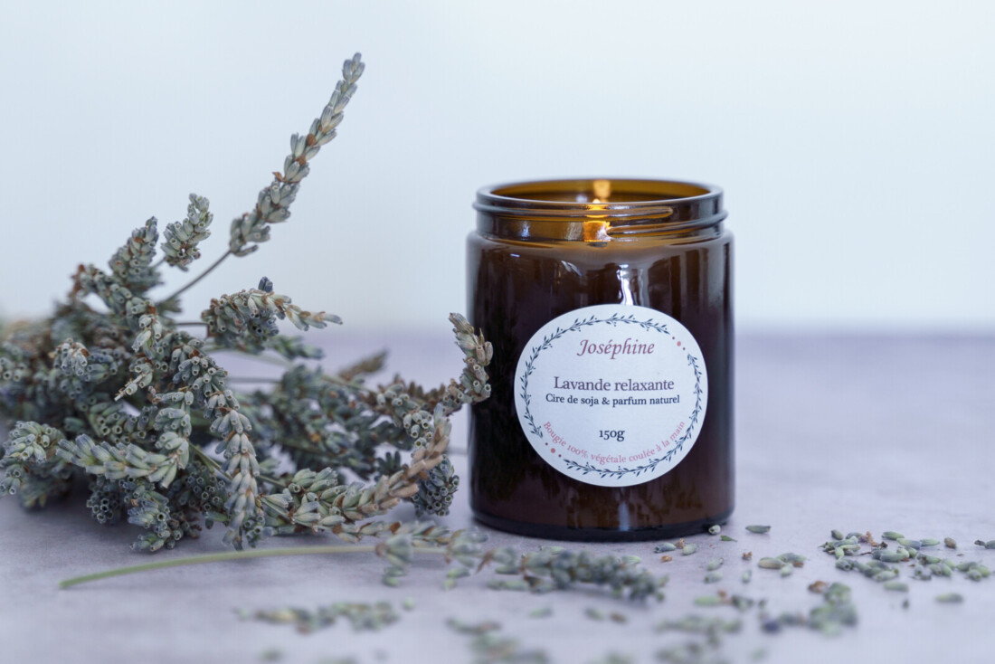 bougie parfumee lavande relaxante allumee vue de face