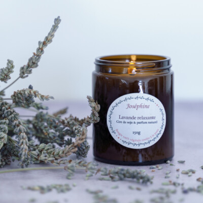 bougie parfumee lavande relaxante allumee vue de face