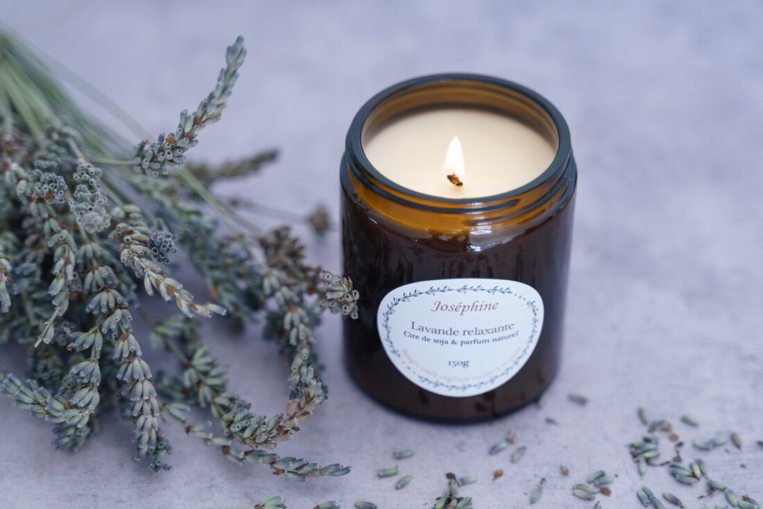 bougie parfumee lavande relaxante allumee vue de haut 150g