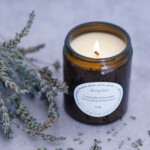 bougie parfumee lavande relaxante allumee vue de haut 150g