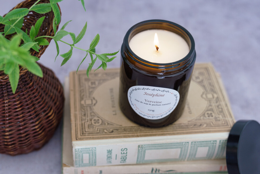 bougie parfumee verveine allumee 1