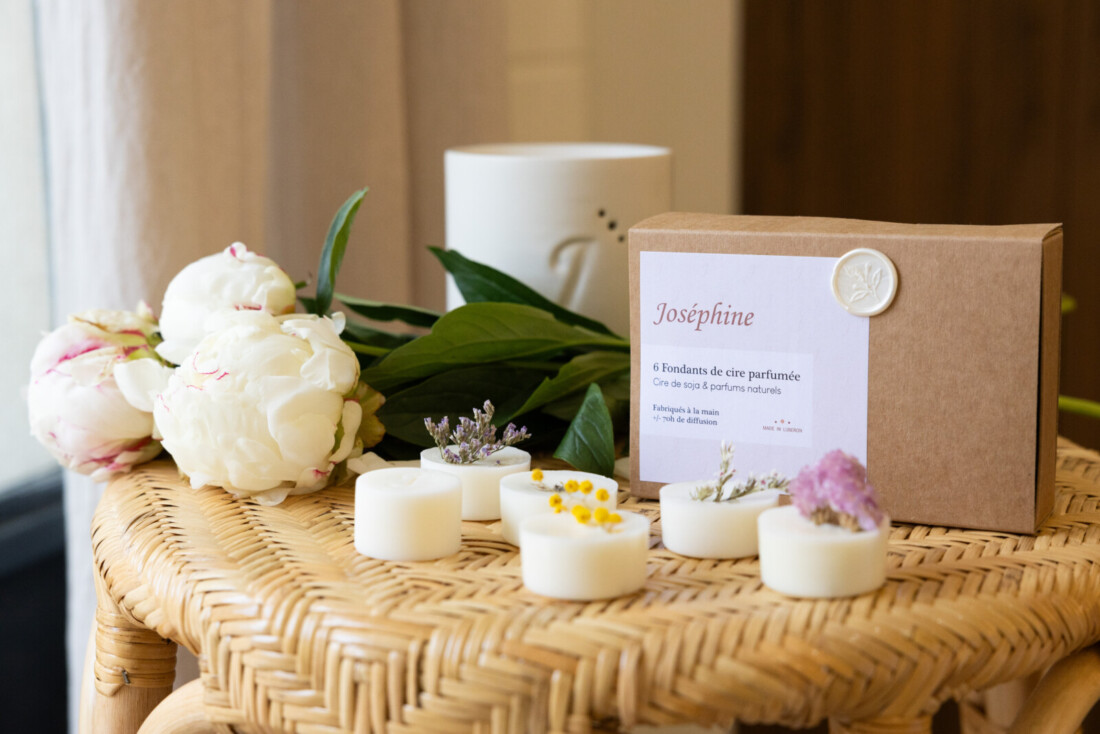 Coffret de fondants de cire parfumée Joséphine présenté sur un tabouret