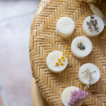 Fondants de cire parfumée Joséphine, disposés sur un tabouret