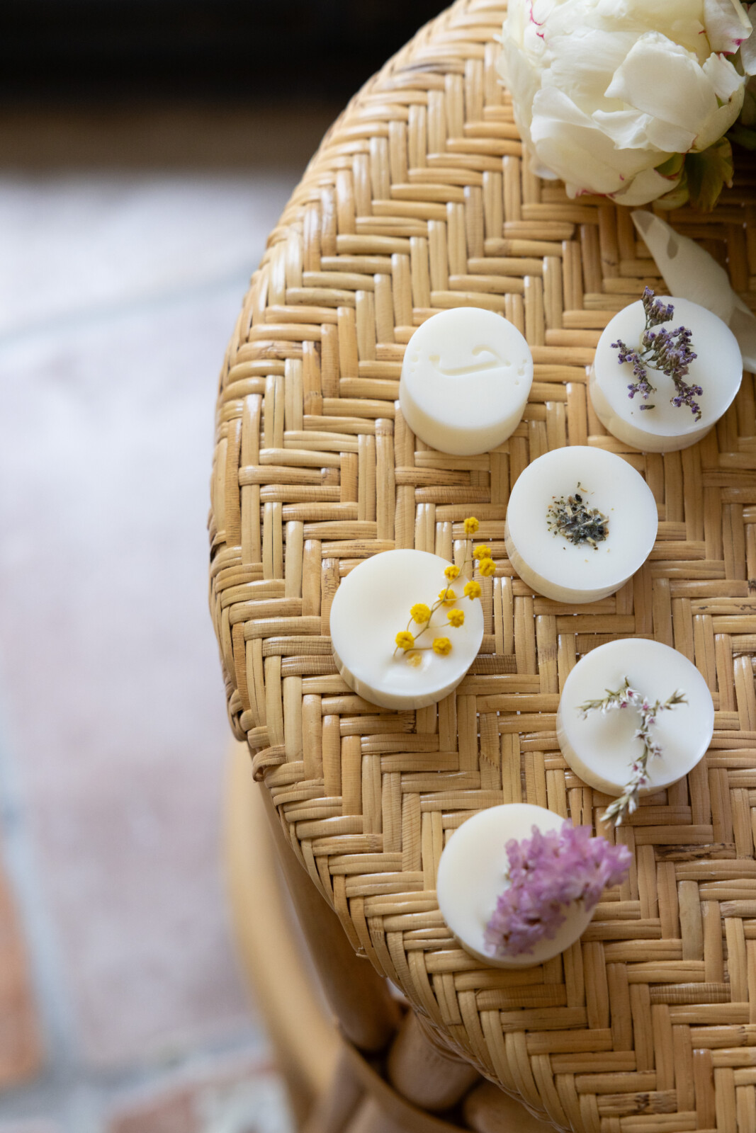 Fondants de cire parfumée Joséphine, disposés sur un tabouret