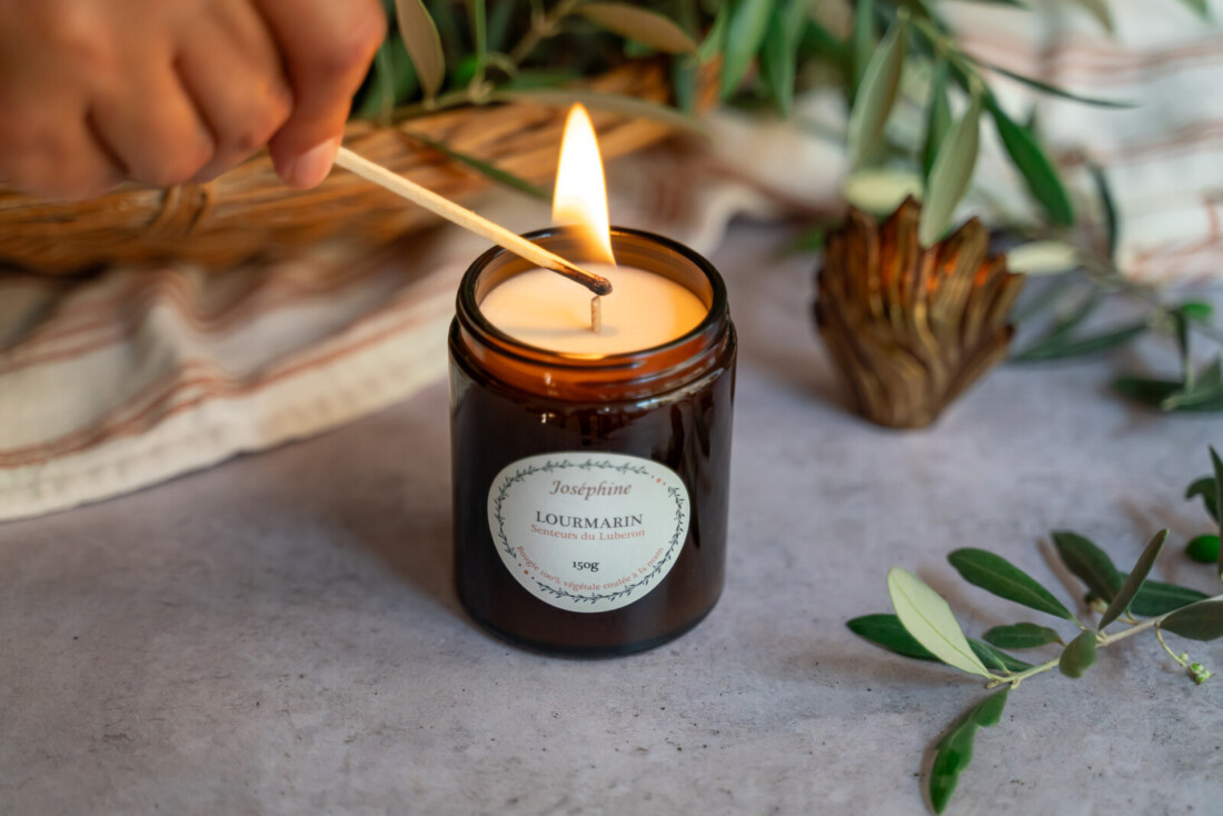bougie parfumée Lourmarin allumée 3