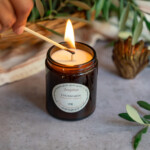 bougie parfumée Lourmarin allumée 3
