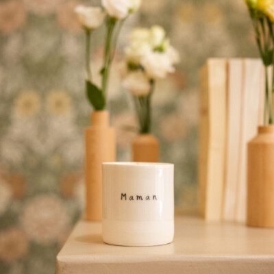 Bougie artisanale en porcelaine blanche avec l’inscription “Maman”, fabriquée dans le Luberon par Joséphine en collaboration avec Origines Créations.
